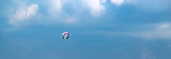 Kemer Turkey July 2018 Man Parachute Blue Sky Clouds Mountains — Stock Photo, Image