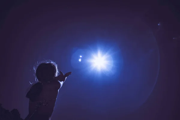 Menina Puxa Mãos Para Estrela Escura Céu Noturno — Fotografia de Stock