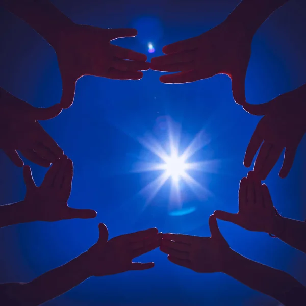 Viele Hände Kreis Gegen Den Nächtlichen Dunklen Himmel Der Mitte — Stockfoto
