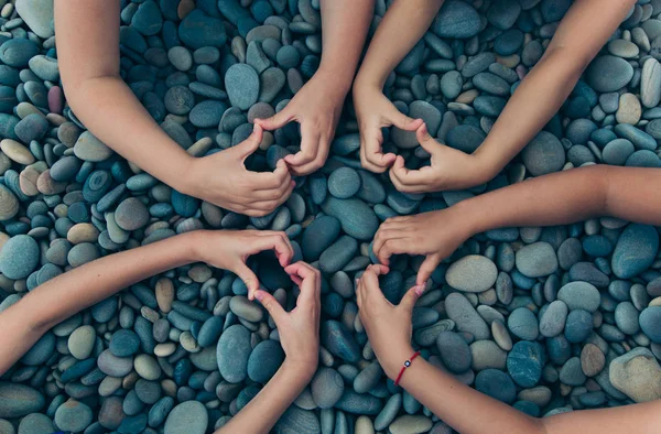 Viele Kinderhände Figuren Herzen Auf Den Kieselsteinen — Stockfoto