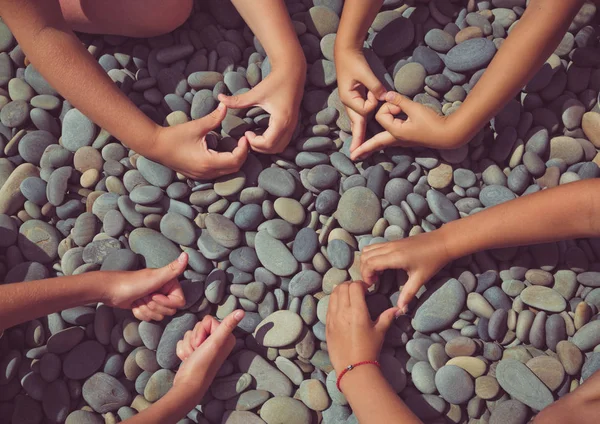 Viele Kinderhände Figuren Herzen Auf Den Kieselsteinen — Stockfoto