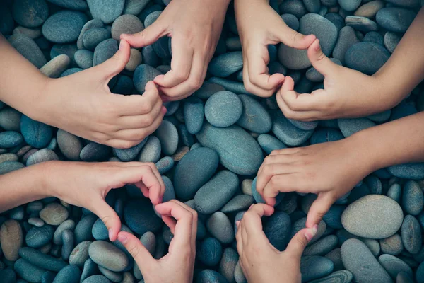 Viele Kinderhände Figuren Herzen Auf Den Kieselsteinen — Stockfoto