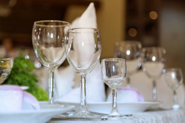 Üç bardak. Ziyafet, tablolar, çiçekler, Gözlük, tabak.