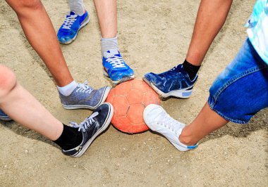 Sokak futbol. Çocuklar ayak topu kum ile