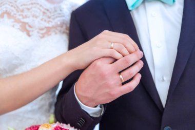 Gelin ve damat halkaları ile el