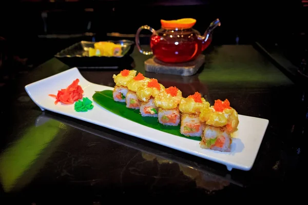 Restaurant Japonais Les Rouleaux Sont Tempura Crevettes Sauce Saumon Avocat — Photo