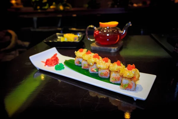 Restaurant Japonais Les Rouleaux Sont Tempura Crevettes Sauce Saumon Avocat — Photo