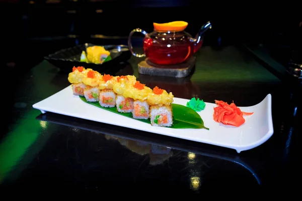 Restaurant Japonais Les Rouleaux Sont Tempura Crevettes Sauce Saumon Avocat — Photo