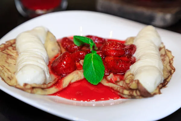 Panqueques Con Helado Rociado Con Fresa Menta Tetera Con Frutas — Foto de Stock