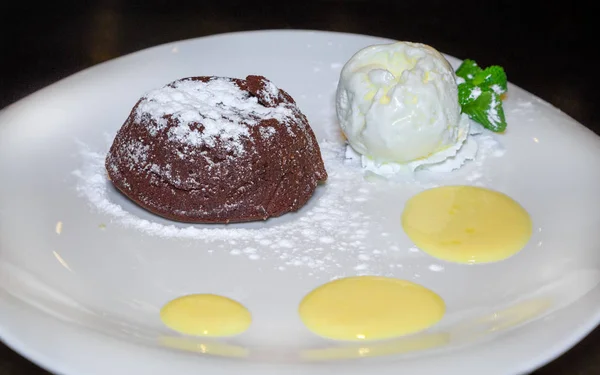 Fondant Chocolate Caliente Con Una Cucharada Helado Fresas Plato Blanco — Foto de Stock