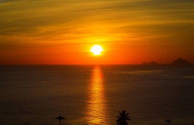 Güney Çin denizi üzerinde bulutlar gündoğumu, Vietnam Nha Trang