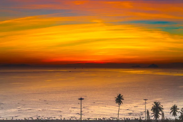 Salida del sol en las nubes sobre el mar del sur de China, Vietnam Nha Trang —  Fotos de Stock