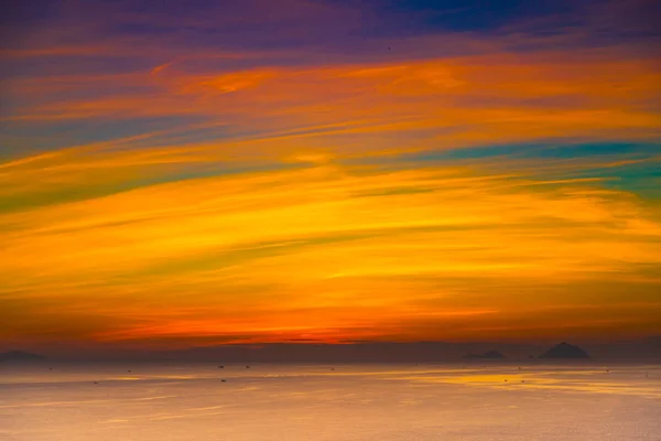 Salida del sol en las nubes sobre el mar del sur de China, Vietnam Nha Trang — Foto de Stock