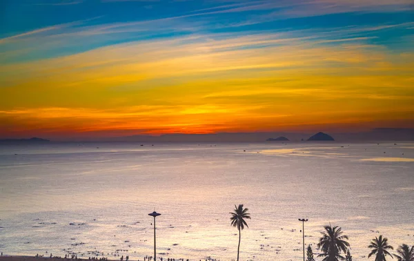 Nascer do sol nas nuvens sobre o mar do Sul da China, Vietnã Nha Trang — Fotografia de Stock