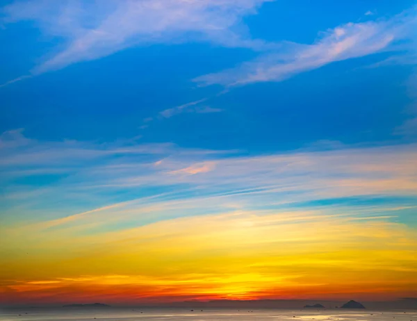 Salida del sol en las nubes sobre el mar del sur de China, Vietnam Nha Trang — Foto de Stock