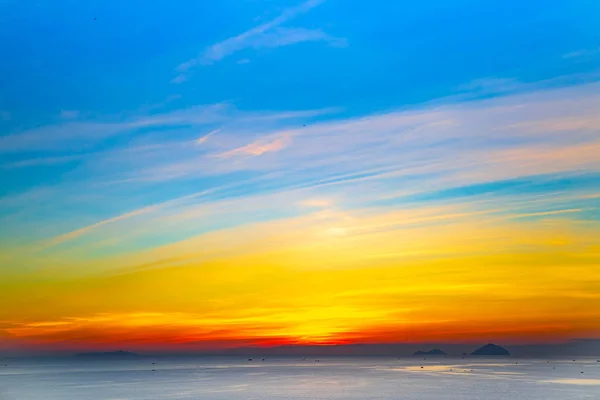 Salida del sol en las nubes sobre el mar del sur de China, Vietnam Nha Trang — Foto de Stock