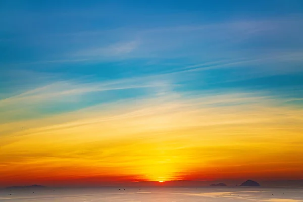 Nascer do sol nas nuvens sobre o mar do Sul da China, Vietnã Nha Trang — Fotografia de Stock