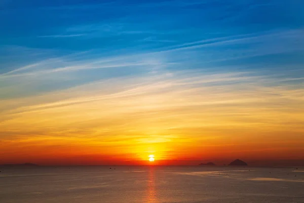 Salida del sol en las nubes sobre el mar del sur de China, Vietnam Nha Trang — Foto de Stock