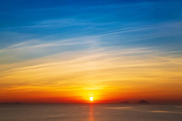 Схід сонця в хмарах над Південно-Китайське море, В'єтнам Нячанг — стокове фото