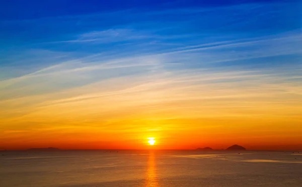 Salida del sol en las nubes sobre el mar del sur de China, Vietnam Nha Trang — Foto de Stock