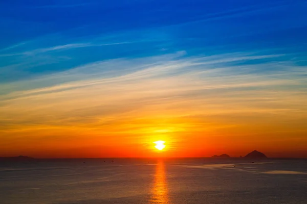 Salida del sol en las nubes sobre el mar del sur de China, Vietnam Nha Trang — Foto de Stock