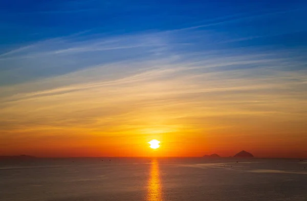 Salida del sol en las nubes sobre el mar del sur de China, Vietnam Nha Trang — Foto de Stock