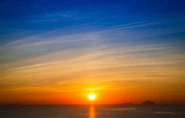 Nascer do sol nas nuvens sobre o mar do Sul da China, Vietnã Nha Trang — Fotografia de Stock