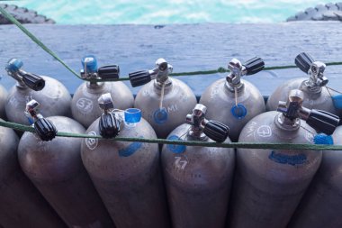 Gemide dalış için silindirler. Vietnam. Güney Çin Denizi