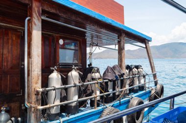 Gemide dalış için silindirler. Vietnam. Güney Çin Denizi