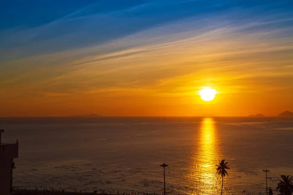 Salida del sol en las nubes sobre el mar del sur de China, Vietnam Nha Trang — Foto de Stock