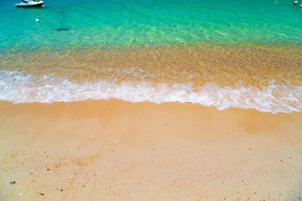 海のターコイズ、黄色い砂、波、太陽光. — ストック写真