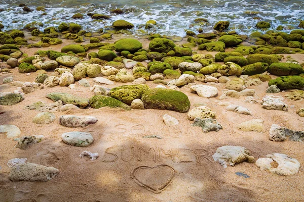 Великі зелені камені на морі, пісок і літо. Тейла — стокове фото