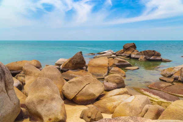 Великі жовті скелі в морі проти синього неба. Таїланд. SAMU — стокове фото