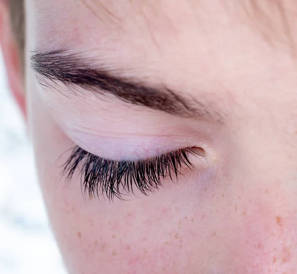 One eye of a teenager closed macro close-up — Stock Photo, Image