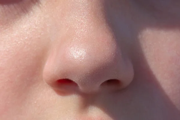 Нос подросткового макро крупным планом — стоковое фото