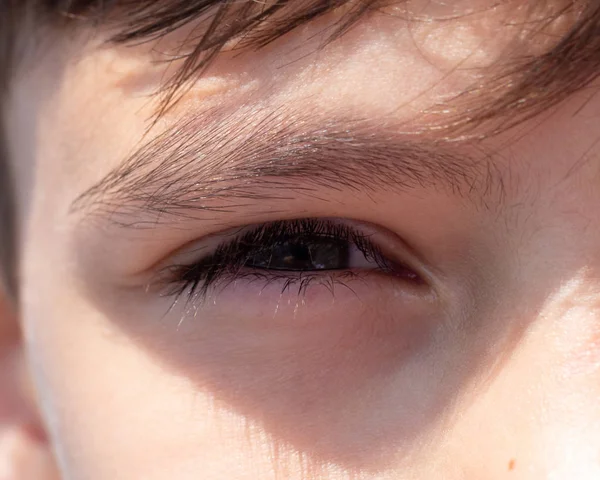 Ett öga av en tonåring makro närbild — Stockfoto