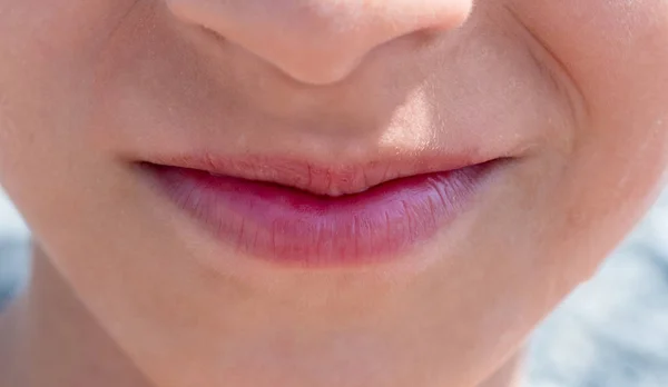 Labios natural primer plano de adolescente chico vista frontal —  Fotos de Stock