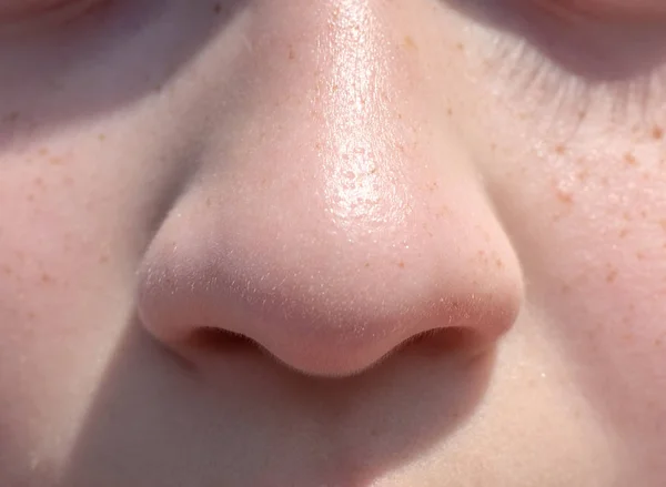 Нос девушки подростка закрыть вид спереди — стоковое фото