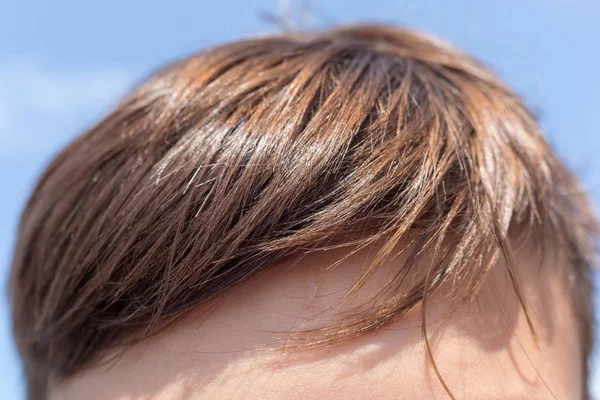 Μαλλιά Αφέλειες Εφήβων Close Μακρο Στο Γαλάζιο Του Ουρανού Φόντο Εικόνα Αρχείου