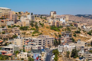 Filistin, İsrail-14 Ağustos 2015 - dağdaki şehir.