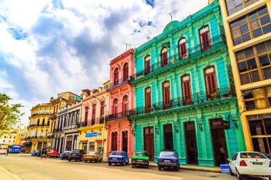 Havana, Küba - 10 Ağustos 2017, Sokaktarenkli binalar