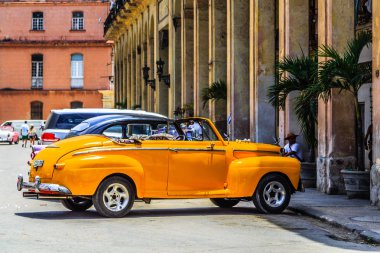 Havana, Küba - 10 Ağustos 2017. Sütunlu eski sarı bina