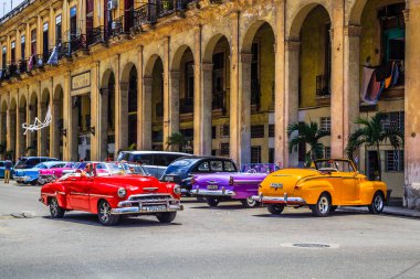 Havana, Küba - 10 Ağustos 2017. Sütunlu eski sarı bina