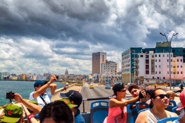 Havana, Küba - 10 Ağustos 2017 - Eski Havana şehir merkezi Stre