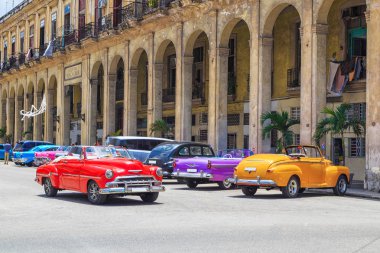 Havana, Küba - 10 Ağustos 2017, colu ile eski sarı bina
