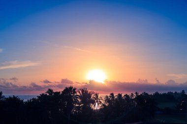 Karayip denizi üzerinde bulutlar gündoğumu, Küba