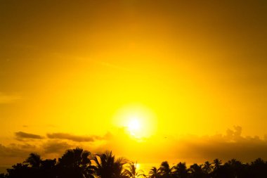 Karayip denizi üzerinde bulutlar gündoğumu, Küba