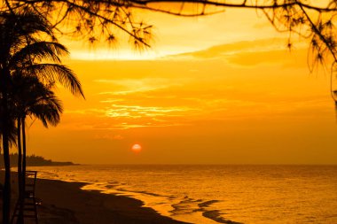 Bulutlar ile deniz üzerinde kırmızı günbatımı, Karayip denizi, Küba