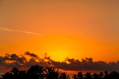 Karayip denizi üzerinde bulutlar gündoğumu, Küba