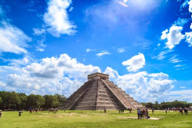 Chichen Itza'daki Kukulkan Piramidi. Maya piramitleri, gökyüzü, cl